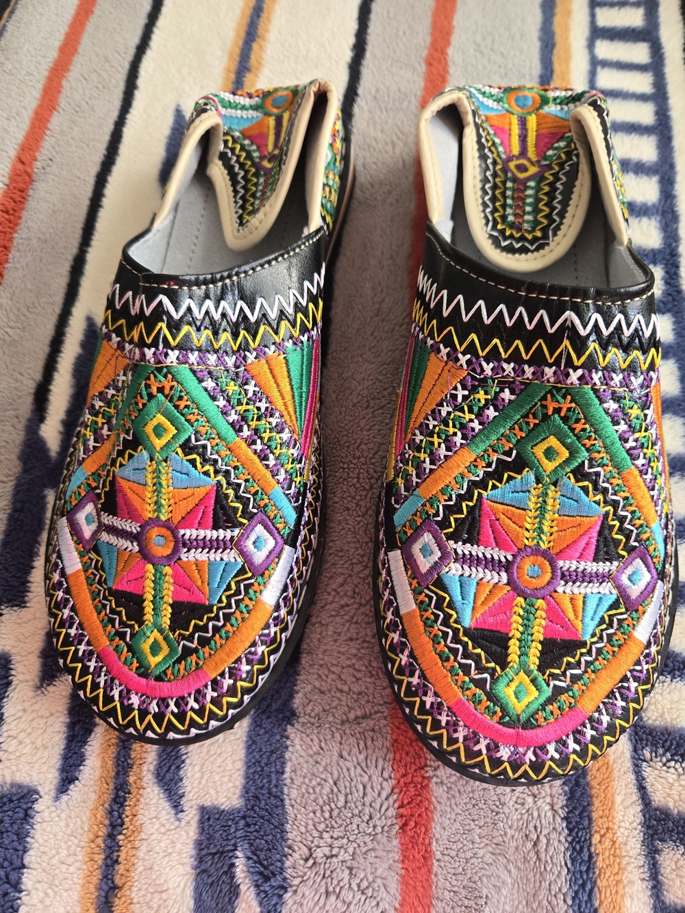 NWT. Moroccan Handmade Soft Leather Embroidered Black/Pink Shoe